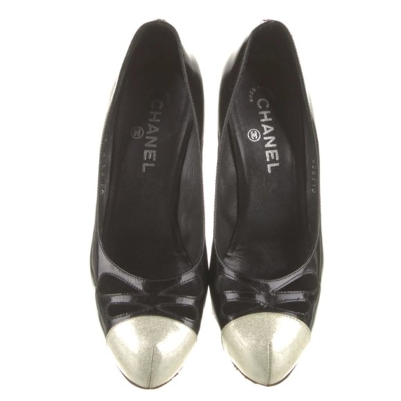 Used CHANEL 2009 Interlocking CC Logo Pumps Size: 9 - Picture 4 of 5